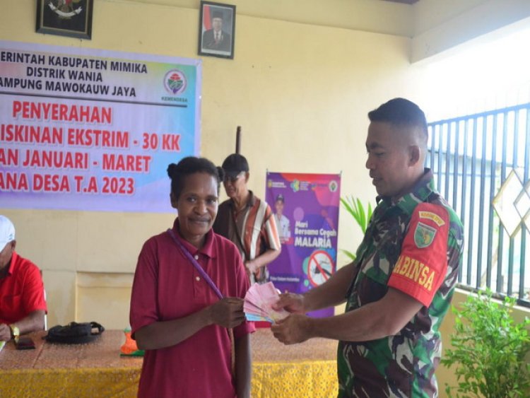 Babinsa Koramil 1710-02/Timika Dampingi Proses Penyaluran BLT Ekstrim di Wilayah Binaannya