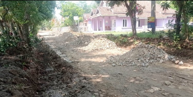 Tanpa Papan Informasi Kegiatan, Pekerjaan Rigid Pavement di Desa Cimoyan Disoal Aktivis