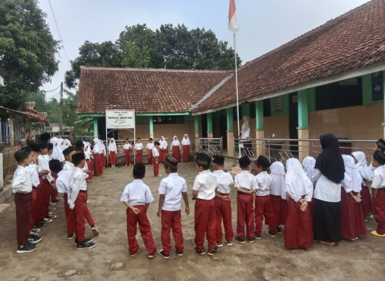 Walau Ruang Kelas kurang dan sapras minim Siswa-Siswi MIS Mathla'ul Anwar Pade semangat latihan Baris Berbaris menyambut HUT RI ke 79,