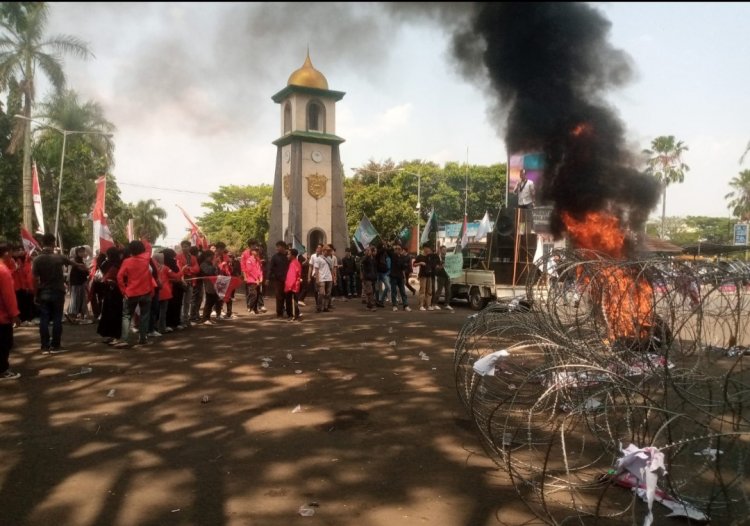 Pelantikan Anggota DPRD Kab. Pandeglang Di Warnai Aksi Unjuk Rasa