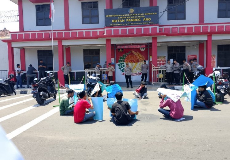 Untuk ke Lima Kalinya MPRN Melakukan Aksi Unras di Depan Rutan Kelas IIB Pandeglang, Kali ini Dengan Teatrikal Mebaca Ayat Suci