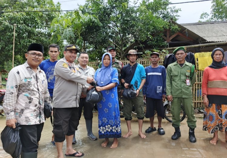 Kapolsek Saketi dan Camat Saketi Berikan Bantuan Korban Banjir  Didesa Langensari