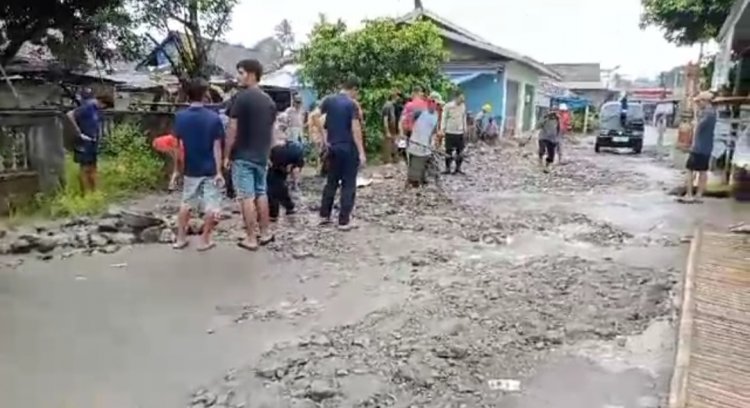 Tak Kunjung Diperbaiki, Masyarakat Bojong Canar Bersama Polsek Cikedal, Perbaiki Jalan Bojong Canar -Cening, Akses Menuju Pemerintahan Cikedal, Secara Swadaya