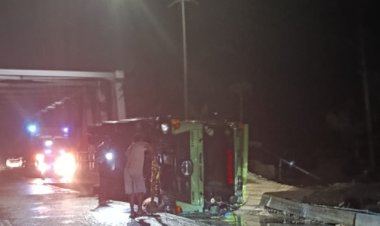 Dumtruck Lakalantas Di Titik Lokasi Jembatan Ciara Desa Batu Goong Diduga Karena Sopir Ngantuk Dan Kelelahan 