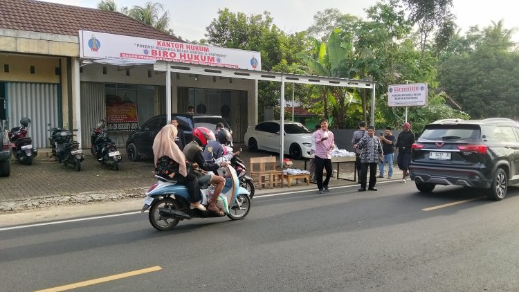 DPC Bppkb kabupaten Pandeglang melalui Kantor Hukum PKBB Bagikan Takjil Gratis Untuk Pengendara