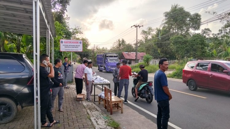 DPC BPPKB Pandeglang Bersama Kantor Hukum PKBB Bagikan Takjil kepada Pengendara
