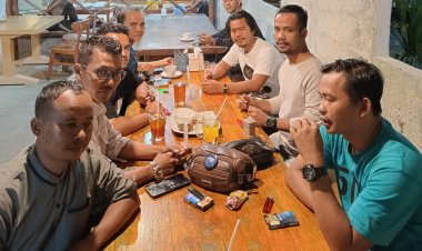 Buka Bersama di Cafe Garasi Panimbang, Wartawan dan Aktivis Bangun Percakapan Intelektual