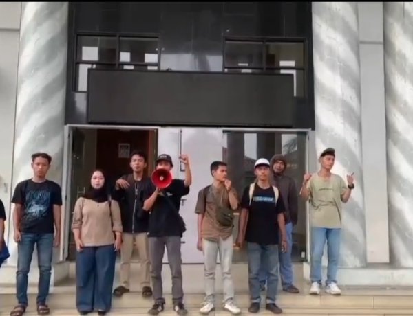 Minta Audit Semua SPPG Di Pandeglang, Karena Diduga Syarat KKN dan Manipulasi Perijinan, Aktivis Gelar Aksi Unras Di Depan Kantor Bupati Pandeglang