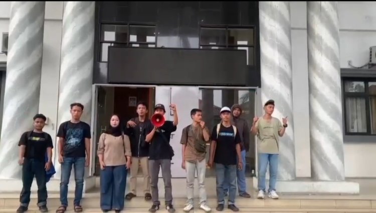 Minta Audit Semua SPPG Di Pandeglang, Karena Diduga Syarat KKN dan Manipulasi Perijinan, Aktivis Gelar Aksi Unras Di Depan Kantor Bupati Pandeglang