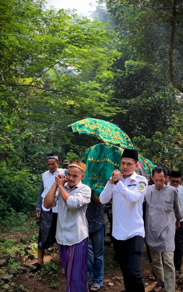 Wakil Bupati Pandeglang Turut Antar Almarhum Oji Fahruroji ke Peristirahatan Terakhir  ‎