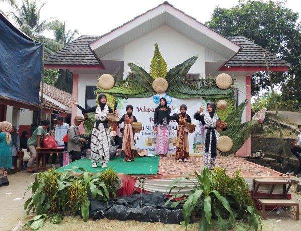 Kesederhanaan yang Memikat, Kenaikan Kelas dan Pelepasan Siswa Kelas VI SDN Majau 2 Saketi Berlangsung Meriah dan Penuh Kreativitas  ‎