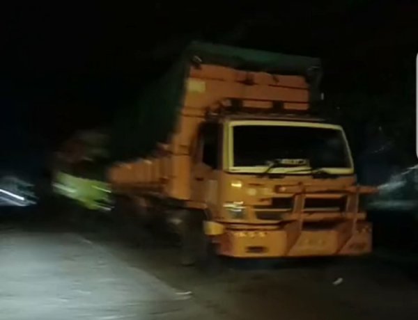 ‎Diduga Langgar UU Minerba, Truk Muatan Batu Bara Terpantau Beraktivitas Malam Hari di Kawasan PLTU 2 Labuan