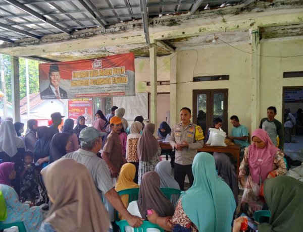 Bhabinkamtibmas Desa Karyasari Kawal Penyaluran Bantuan Sembako