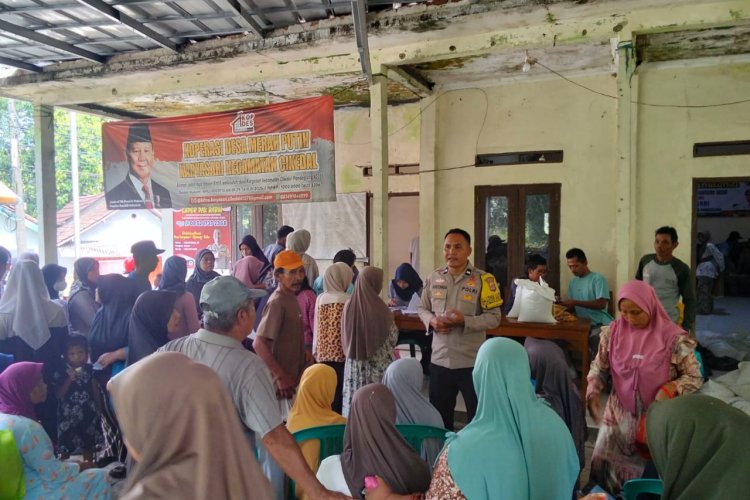 Bhabinkamtibmas Desa Karyasari Kawal Penyaluran Bantuan Sembako
