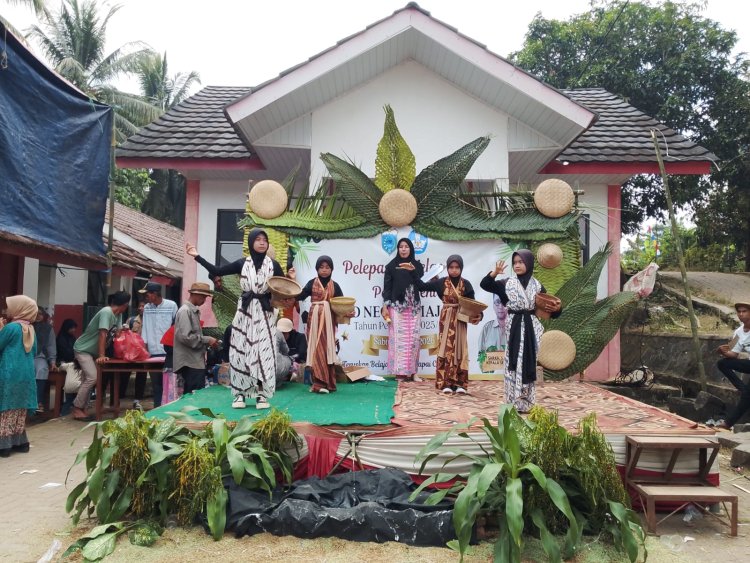 Kesederhanaan yang Memikat, Kenaikan Kelas dan Pelepasan Siswa Kelas VI SDN Majau 2 Saketi Berlangsung Meriah dan Penuh Kreativitas  ‎