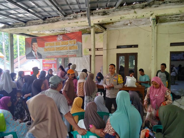 Bhabinkamtibmas Desa Karyasari Kawal Penyaluran Bantuan Sembako