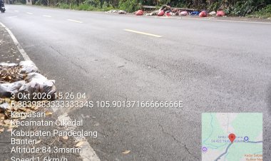 Tumpukan Sampah Menggunung di Bahu Jalan Raya Karyasari Cikedal, Kesadaran Masyarakat Kembali Dipertanyakan  ‎