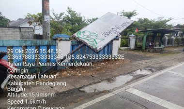 ‎Tiang Reklame Diduga Roboh di Jalan Raya Perintis Kemerdekaan Caringin, Keselamatan Warga Dipertaruhkan  ‎