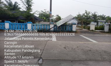 ‎Tiang Reklame Diduga Roboh di Depan SMPN 2 Labuan, Keselamatan Siswa Terancam  ‎