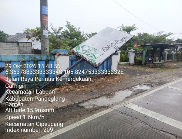 ‎Tiang Reklame Diduga Roboh di Jalan Raya Perintis Kemerdekaan Caringin, Keselamatan Warga Dipertaruhkan  ‎