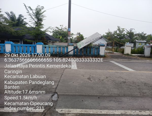 ‎Tiang Reklame Diduga Roboh di Depan SMPN 2 Labuan, Keselamatan Siswa Terancam  ‎