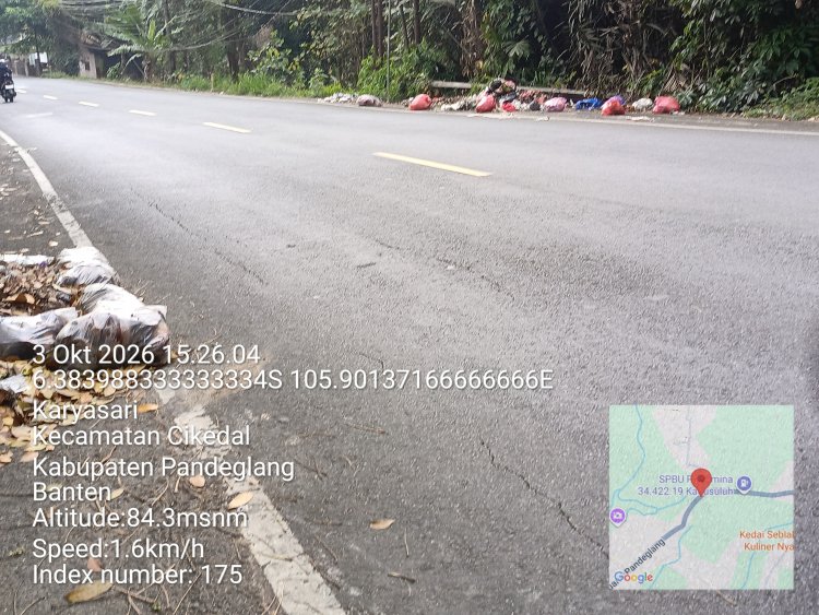 Tumpukan Sampah Menggunung di Bahu Jalan Raya Karyasari Cikedal, Kesadaran Masyarakat Kembali Dipertanyakan  ‎