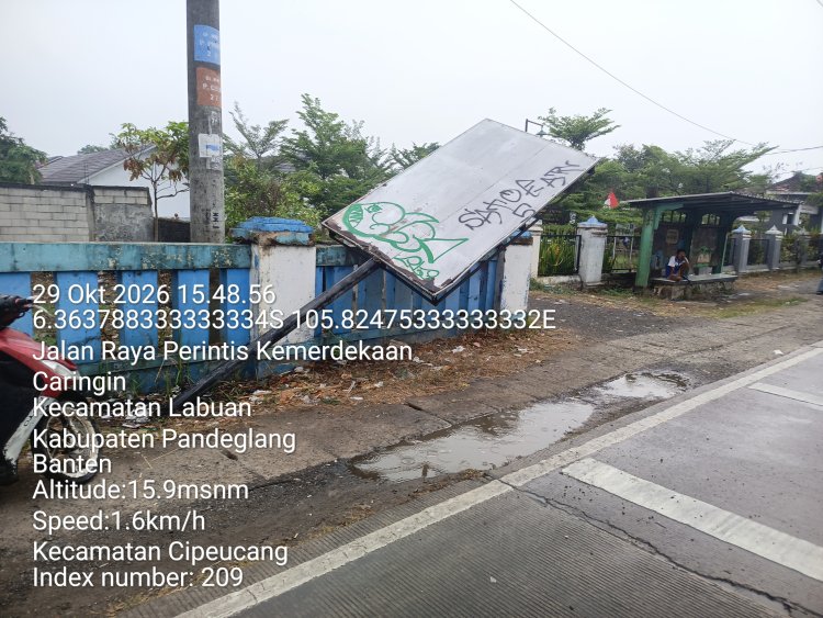‎Tiang Reklame Diduga Roboh di Jalan Raya Perintis Kemerdekaan Caringin, Keselamatan Warga Dipertaruhkan  ‎