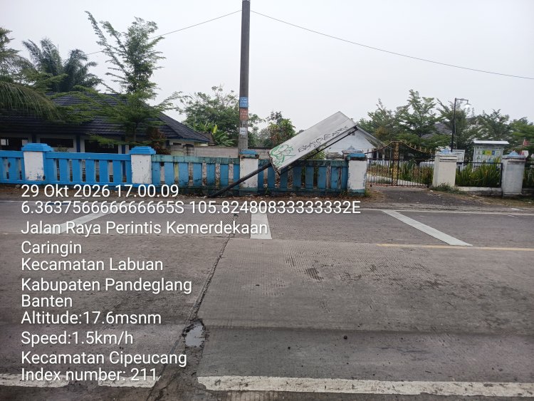 ‎Tiang Reklame Diduga Roboh di Depan SMPN 2 Labuan, Keselamatan Siswa Terancam  ‎